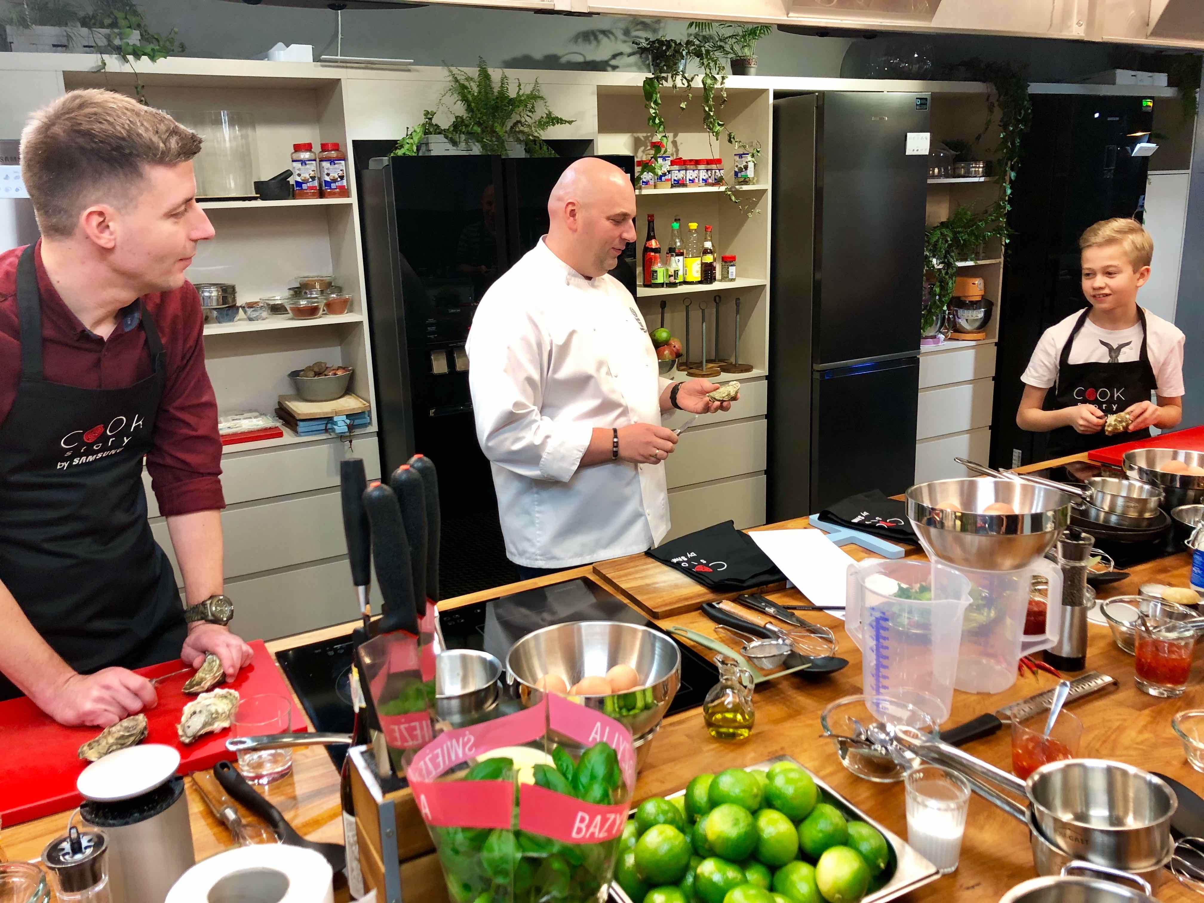 Marcin Sasin otwiera ostrygi w Cook Story by Samsung Wilanów