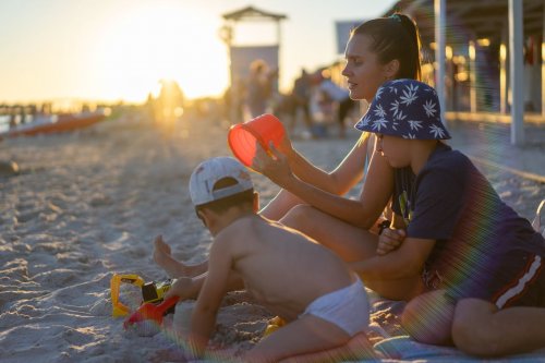 Jak aktywnie spędzić dzień na plaży z całą rodziną?