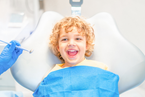 Invisalign® w Warszawie dla dzieci – czy aparat nakładkowy można stosować u dzieci, które mają zęby mleczne?