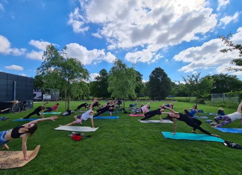 Stretching, Pilates, Bodyart na trawie