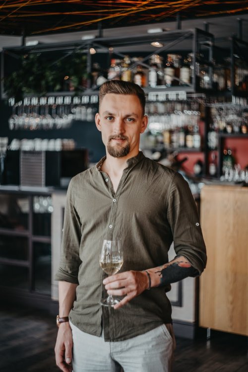 Wyjątkowa kolacja degustacyjna w Bistro Royal z Master Sommelierem Piotrem Pietrasem.